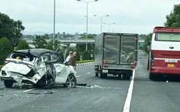 Xe con bẹp dúm sau va chạm với xe khách trên cao tốc Liên Khương - Prenn