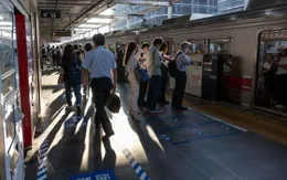 Nhật Bản phát động chiến dịch chống quấy rối trên tàu điện