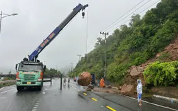 Sơn Trà sạt lở nhiều điểm do mưa bão, nguy cơ mất an toàn giao thông