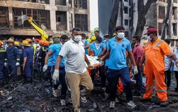 Đội cứu hộ rà soát hiện trường vụ tai nạn máy bay của Air India