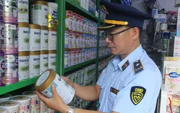 Phát hiện kho hàng lậu nằm ngay giữa trung tâm Hà Nội