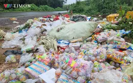 Hàng loạt bánh kẹo, đồ chơi trẻ em bị vứt bỏ ở Pleiku