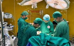 Ca mổ não trong trạng thái tỉnh cứu sống cụ ông thoát liệt