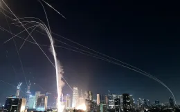 Uy lực tên lửa Iran mạnh cỡ nào để có thể 'chọc thủng' Vòm Sắt của Israel?