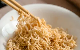 Sai lầm thường gặp khi dùng mì ăn liền và cách khắc phục