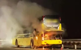 Xe khách bốc cháy trên cầu Thăng Long, Hà Nội