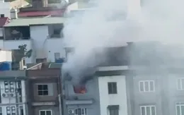 Nhà 4 tầng ở Hà Nội bốc cháy dữ dội sau tiếng nổ lớn, 2 người tử vong