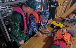 Cứu tàu cá cùng 9 thuyền viên gặp nạn trên biển Quảng Ninh