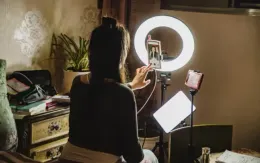 Các quốc gia trên thế giới siết chặt quảng cáo trên mạng xã hội như thế nào?