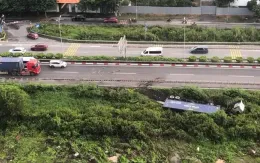 Xe container lao khỏi đường dẫn cao tốc TP Hồ Chí Minh