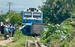 Xe tải tắt máy giữa đường ray, bị tàu hỏa tông nát, tài xế may mắn thoát nạn