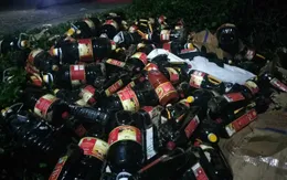 Hàng nghìn chai nước mắm, nước chấm vứt bỏ trong bụi rậm