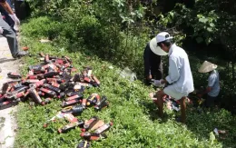 Hàng nghìn chai nước mắm bị vứt bỏ: Triệu tập 2 người lên làm việc