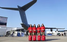 Tiếp viên hàng không Vietjet nổi bật giữa Paris Air Show 2025