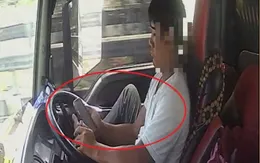 Tài xế container lái xe bằng một chân, lướt Tiktok trên cao tốc