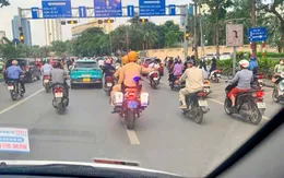 CSGT Hà Nội dùng xe chuyên dụng mở đường đưa cháu bé sốt cao đi cấp cứu kịp thời