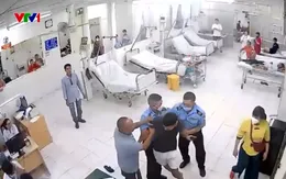 Liên tiếp các vụ hành hung bác sĩ, nhân viên y tế: Lo lắng và áp lực khi làm việc