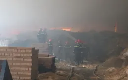 Hưng Yên: Cháy lớn tại xưởng tái chế phế thải