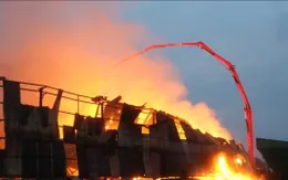 Vẫn đang cháy lớn tại xưởng tái chế phế thải ở Hưng Yên