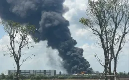 Cháy lớn tại Khu công nghiệp Tân Phú Trung (TP Hồ Chí Minh), 2.000 m2 nhà xưởng bị thiêu rụi