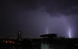 Mưa dông kèm lốc sét ở Hà Nội, nguy cơ lũ quét, sạt lở ở 4 tỉnh Bắc Bộ