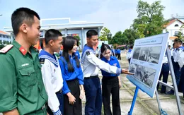 Tổ chức trưng bày các tài liệu, hình ảnh về "Hoàng Sa - Trường Sa"