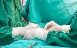 Giữ lại cánh tay cho bé trai 10 tuổi sau tai nạn sập tường: Kỳ tích từ quyết định không đoạn chi