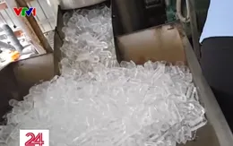 Đột nhập cơ sở sản xuất nước đá “3 không”, dụng cụ... rỉ sét, cáu bẩn