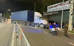 Container mất lái cày nát dải phân cách, chắn ngang đường tại TP Hồ Chí Minh