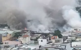 Cháy lớn xưởng gỗ nằm giữa khu dân cư tại TP Hồ Chí Minh