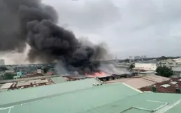 TP Hồ Chí Minh: Cháy lớn kho chứa nằm sát khu dân cư