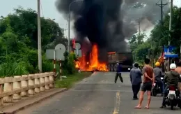 2 xe đầu kéo bốc cháy dữ dội sau va chạm