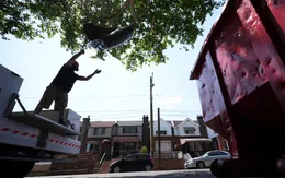 Rác thải chất đống tại Philadelphia (Mỹ) do đình công kéo dài