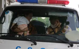 CSGT Hà Nội dùng ô tô đặc chủng, kịp thời đưa cháu bé bị sốt cao đi cấp cứu