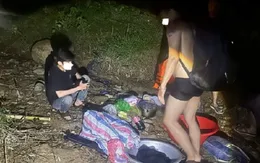 Giải cứu 6 thanh niên bị cô lập bởi nước lũ trong đêm ở Đà Nẵng