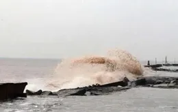 Bão số 2 giật cấp 13, biển động dữ dội