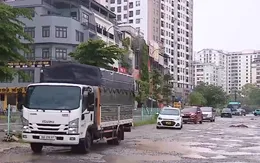 Hàng trăm “ổ gà, ổ voi” trên tuyến đường dài 1km ở Hà Nội