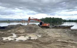 Quảng Trị: Bắt nhiều vụ khai thác cát trái phép trên sông Kiến Giang