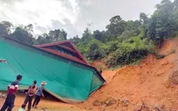 Mưa to, lũ lớn gây sạt lở đất, làm hư hỏng nhiều nhà cửa, đường sá ở Nghệ An