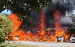 9 xe điện du lịch ở chùa Hương Tích bất ngờ bốc cháy dữ dội sau tiếng nổ lớn