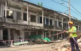 TP Hồ Chí Minh tháo dỡ khẩn cấp chung cư cũ nghiêng, nứt, tiềm ẩn nguy cơ sập đổ