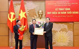 Chủ tịch Quốc hội Trần Thanh Mẫn dự lễ trao tặng huy hiệu 30 năm tuổi Đảng