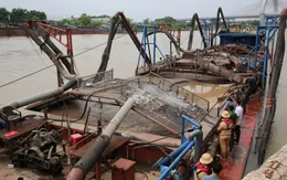 Phát hiện tàu khai thác cát trái phép trên sông Đào