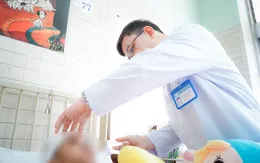 Bé gái 9 tuổi bị cây rơi trúng đầu xuất viện sau 67 ngày điều trị