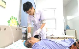 Cụ bà 78 tuổi hoại tử nửa da đầu do zona điều trị muộn