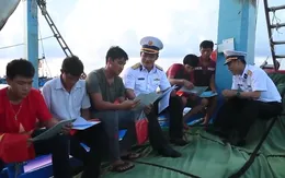 Bộ đội hải quân đồng hành cùng ngư dân giữ biển đảo quê hương