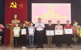 Hải quân đỡ đầu con ngư dân - Nghĩa tình giữa trùng khơi