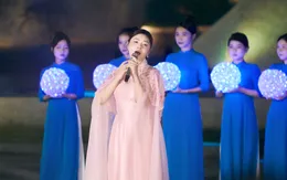 Sao mai Thu Hằng xúc động hát tri ân tại Nghĩa trang Liệt sĩ Quốc gia Đường 9