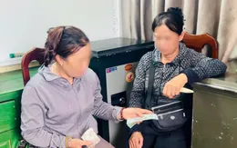Dàn cảnh "thăm hỏi" trong bệnh viện để lừa đảo bán thuốc rởm