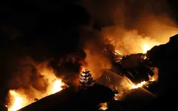 Cháy dữ dội nhà kho ở phường Tương Mai (Hà Nội)